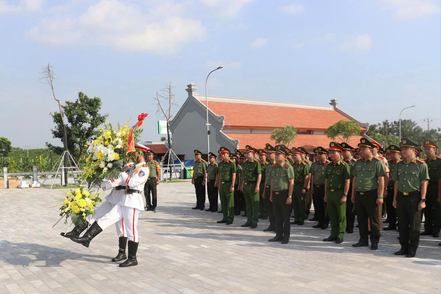 Công an TP. Hà Nội dâng hương tưởng niệm Anh hùng liệt sỹ Bùi Thị Cúc