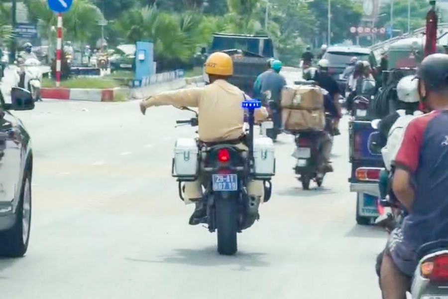 Chạy đua với thời gian, CSGT Hà Nội "mở đường" đưa bệnh nhi xuất huyết cấp đi cấp cứu