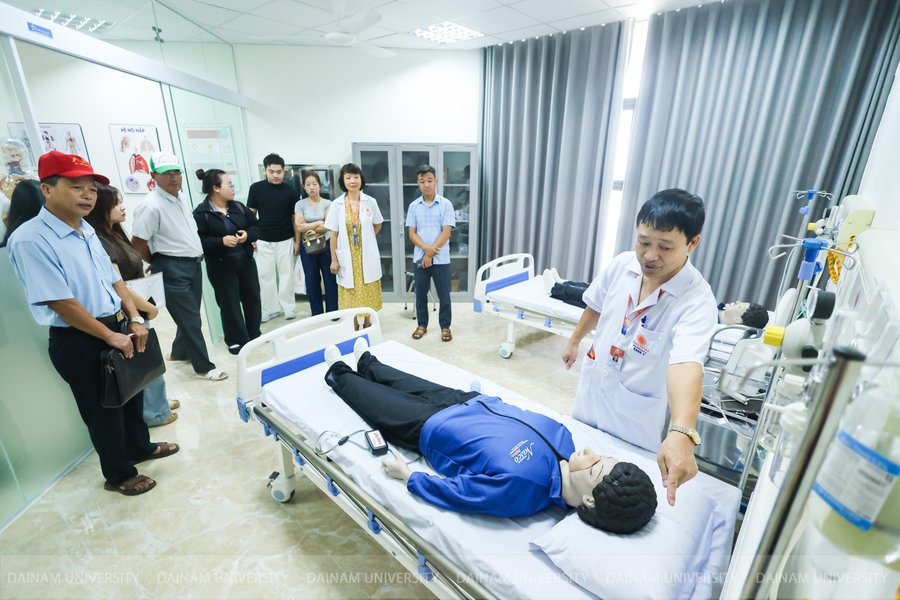Hàng ngàn tân sinh viên K20 Trường Đại học Đại Nam “chạm nghề” ngay ngày nhập học