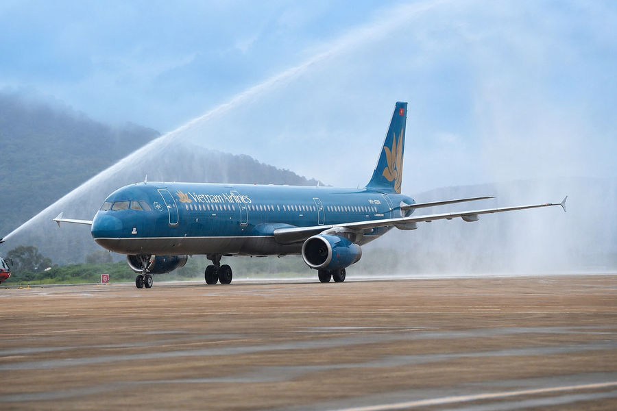 Vietnam Airlines đưa những hành khách đầu tiên trở lại Cảng hàng không quốc tế Liên Khương