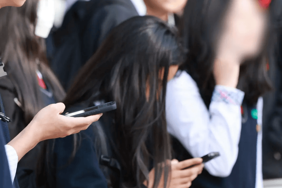 Hàn Quốc tranh luận: Có nên thu điện thoại của học sinh cả ngày?