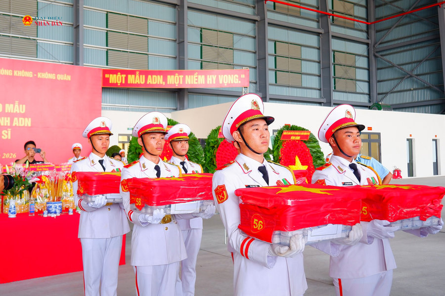 TP. Hồ Chí Minh: Chuyến bay đặc biệt chở 7.104 mẫu hài cốt liệt sĩ ra Hà Nội giám định ADN