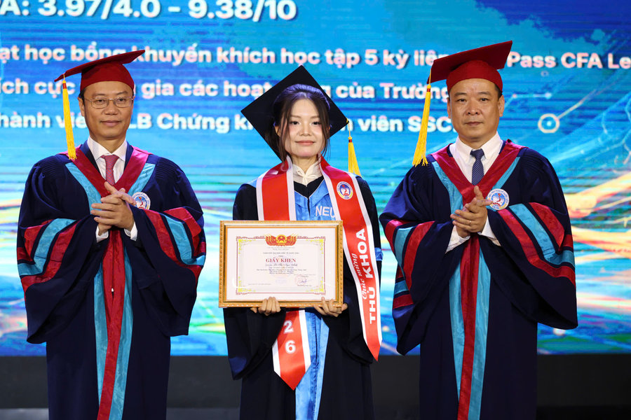 5.724 sinh viên Đại học Kinh tế Quốc dân tốt nghiệp, hơn một nửa đạt loại Xuất sắc