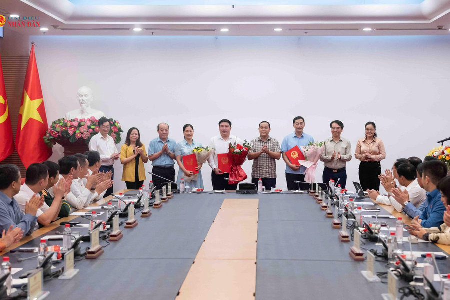 Đảng ủy, Thường trực Ủy ban Quốc phòng, An ninh và Đối ngoại chúc mừng các đồng chí tham gia Đoàn Chủ tịch Tổ chức Nghị sĩ Hữu nghị Việt Nam và Nhóm ĐBQH trẻ khóa XVI