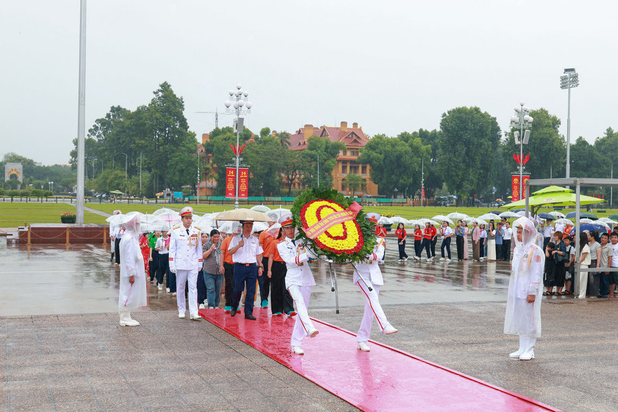 Các đội tham gia Cuộc thi “Em yêu biển, đảo quê hương” vào Lăng viếng Chủ tịch Hồ Chí Minh