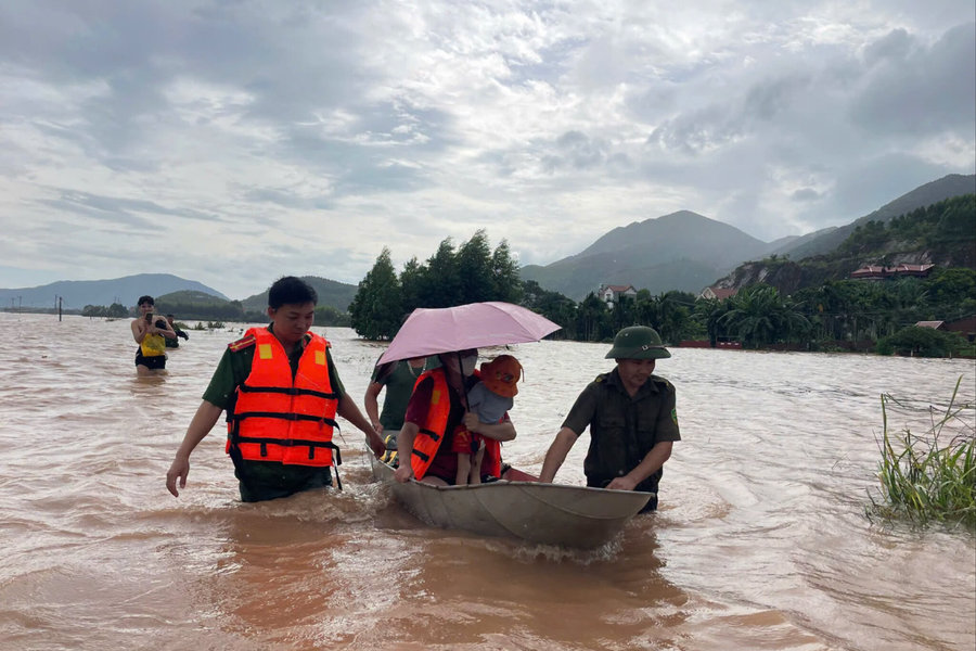 Công an tỉnh Bắc Ninh hỗ trợ nhân dân ứng phó mưa lũ