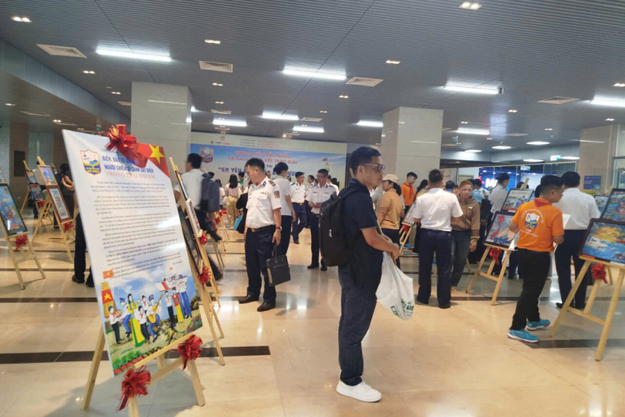 Triển lãm "Biển, đảo Tổ quốc và người chiến sĩ Cảnh sát biển trong trái tim em"