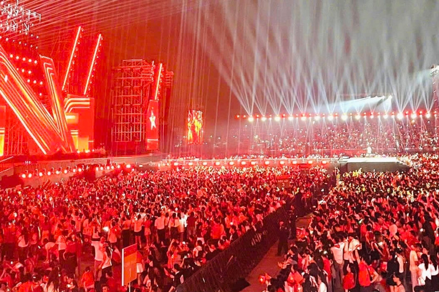 Hàng chục nghìn khán giả đội mưa xem concert “Tổ quốc trong tim”