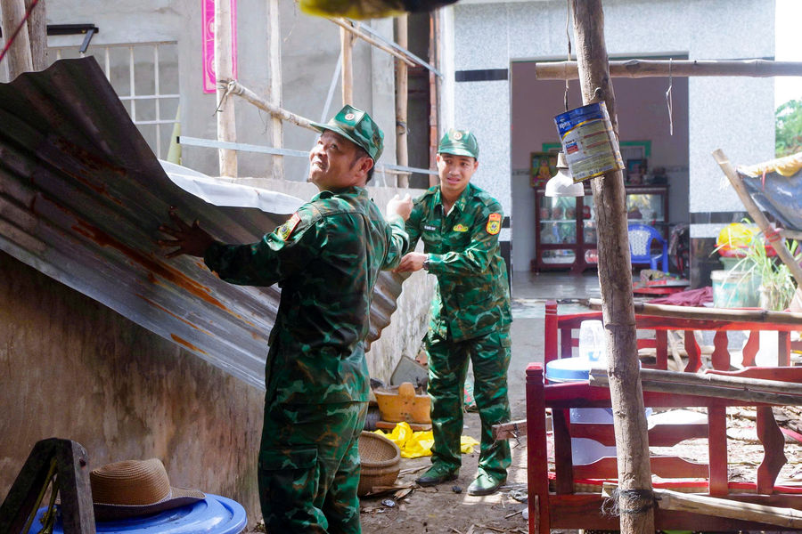 An Giang: Xuyên đêm giải cứu 4 thuyền viên gặp nạn trên biển