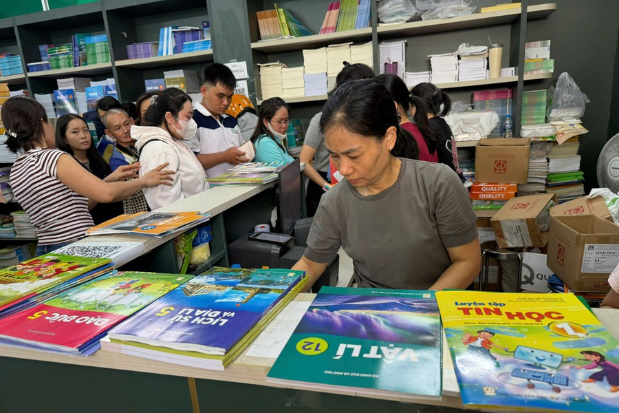 TP. Hồ Chí Minh: Nới rộng khung giờ phục vụ, đáp ứng nhu cầu mua sách giáo khoa
