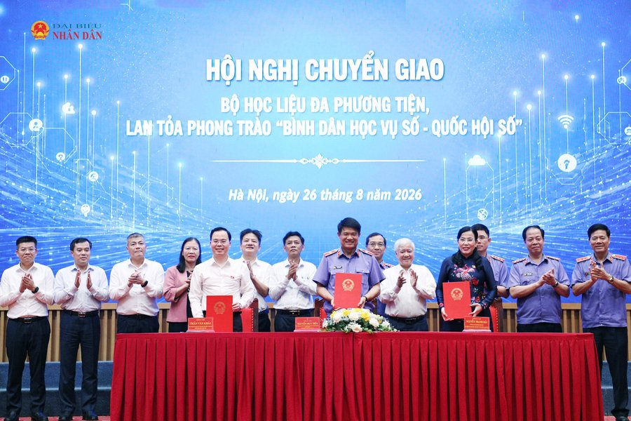 Phó Chủ tịch Thường trực Quốc hội Đỗ Văn Chiến dự Hội nghị chuyển giao Bộ học liệu "Bình dân học vụ số"
