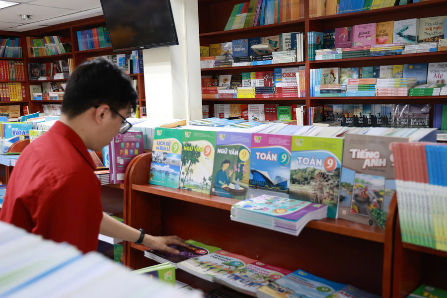 Vì sao xảy ra tình trạng ùn tắc, "sốt" sách giáo khoa cục bộ?