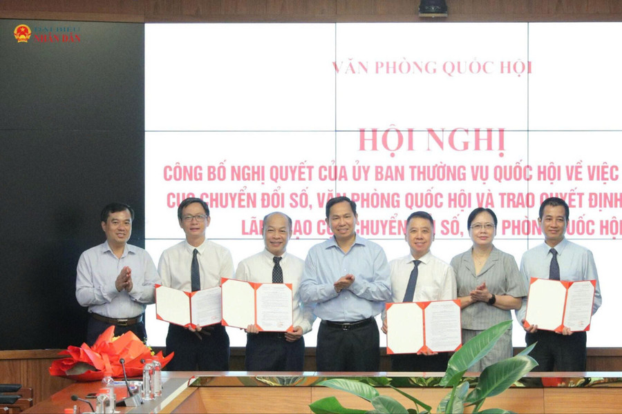 Công bố Nghị quyết và trao quyết định bổ nhiệm lãnh đạo Cục chuyển đổi số