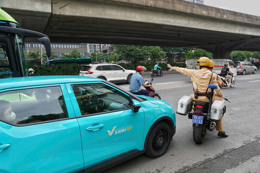 Sản phụ chuyển dạ trên taxi, CSGT Hà Nội lập tức “mở đường” đến bệnh viện