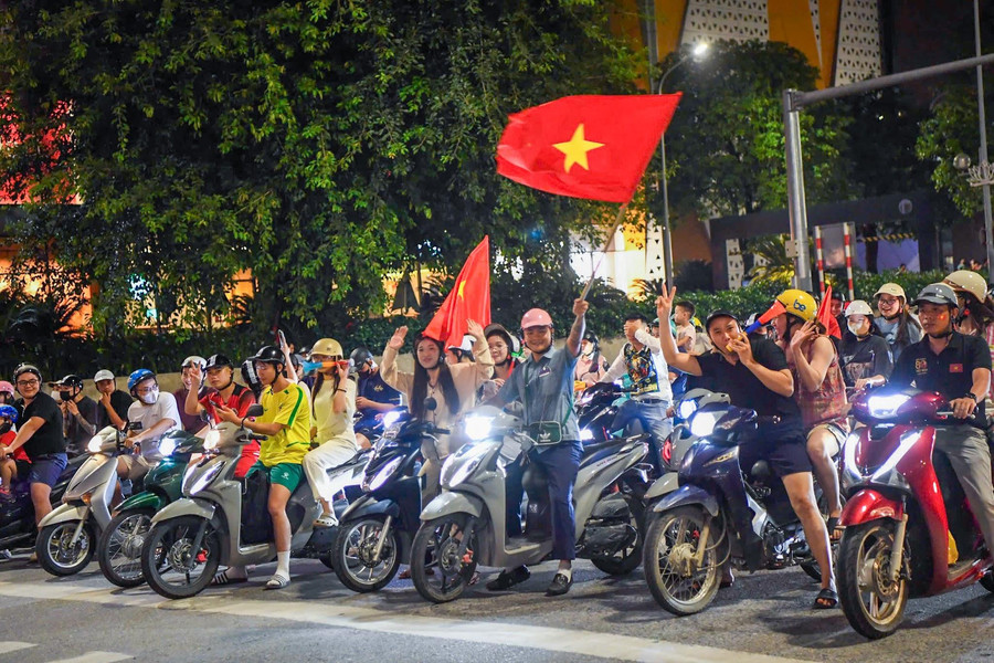 Hà Nội: Ăn mừng chức vô địch ASEAN Cup nhưng không quên tuân thủ luật giao thông
