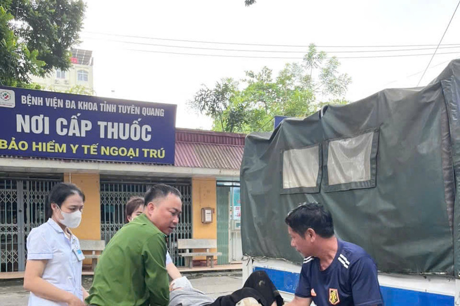 Lực lượng Công an cơ sở Tuyên Quang kịp thời giúp đỡ người dân gặp nạn đi cấp cứu