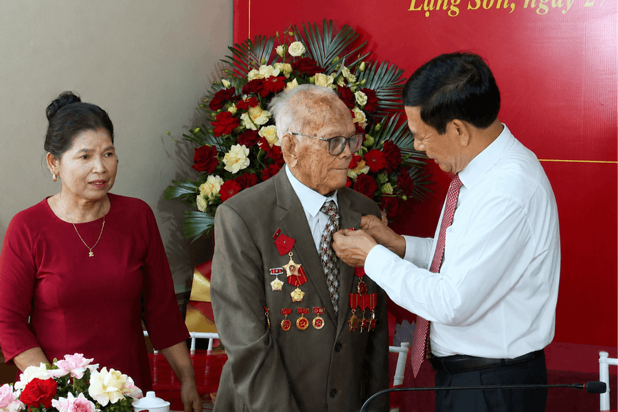 Phó Thủ tướng Phan Văn Giang trao Huy hiệu 80 năm tuổi Đảng tại Lạng Sơn