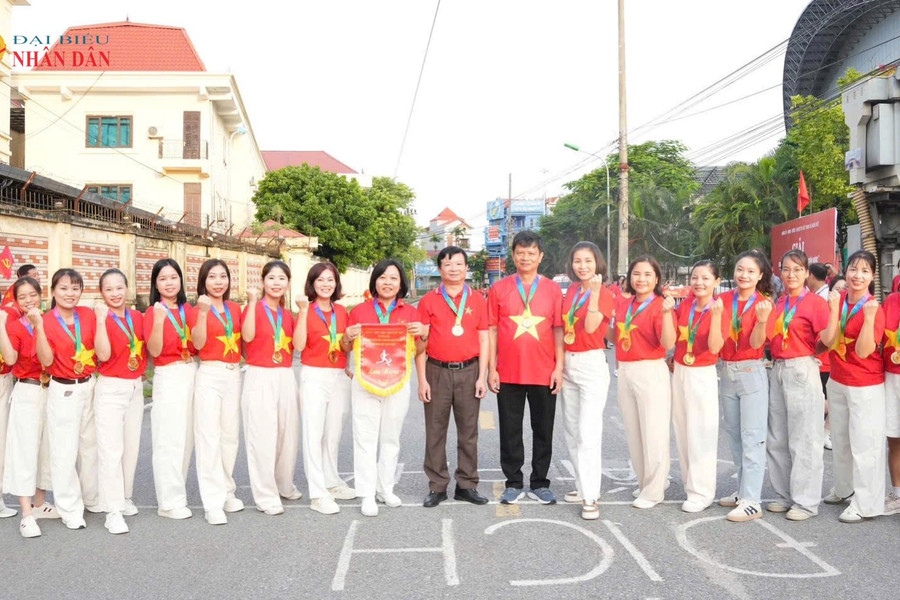Phố phường Thủ đô rực sắc đỏ: Người dân chung bước tự hào chào mừng Quốc khánh 2/9