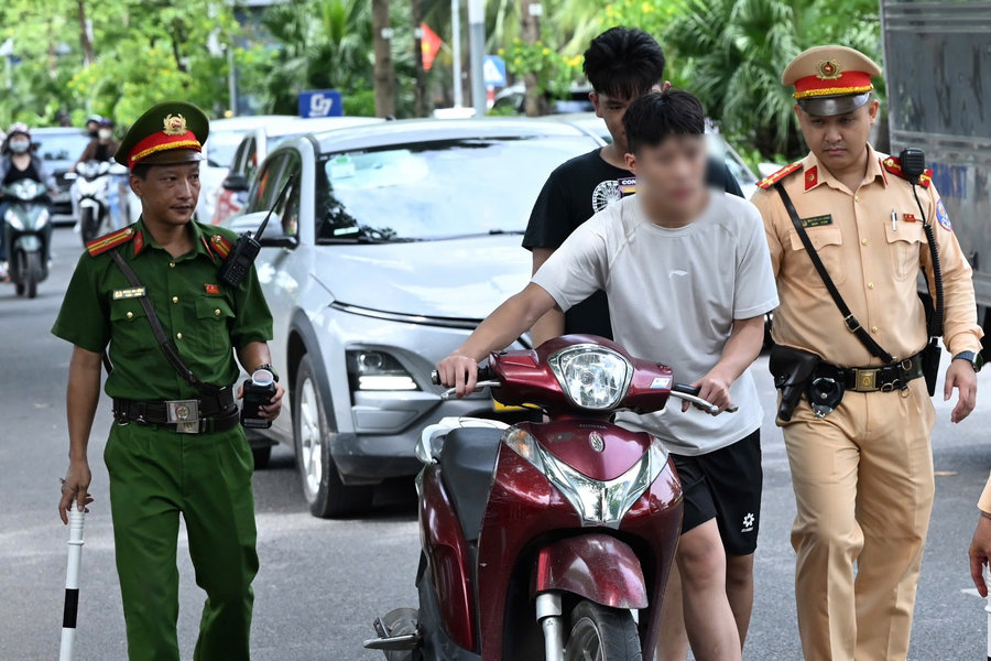 Không đội mũ bảo hiểm, "né" chốt nồng độ cồn, nhiều thanh niên bị xử lý