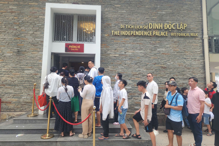 TP. Hồ Chí Minh: Dòng người xếp hàng tham quan Dinh Độc lập dịp Quốc khánh 2/9