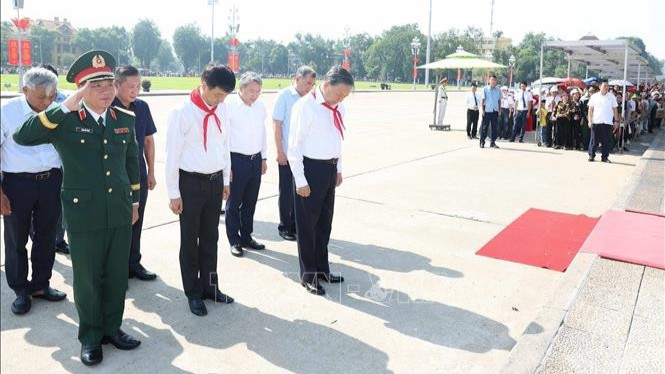 Tổng Bí thư, Chủ tịch nước Tô Lâm dâng hương tưởng nhớ Chủ tịch Hồ Chí Minh