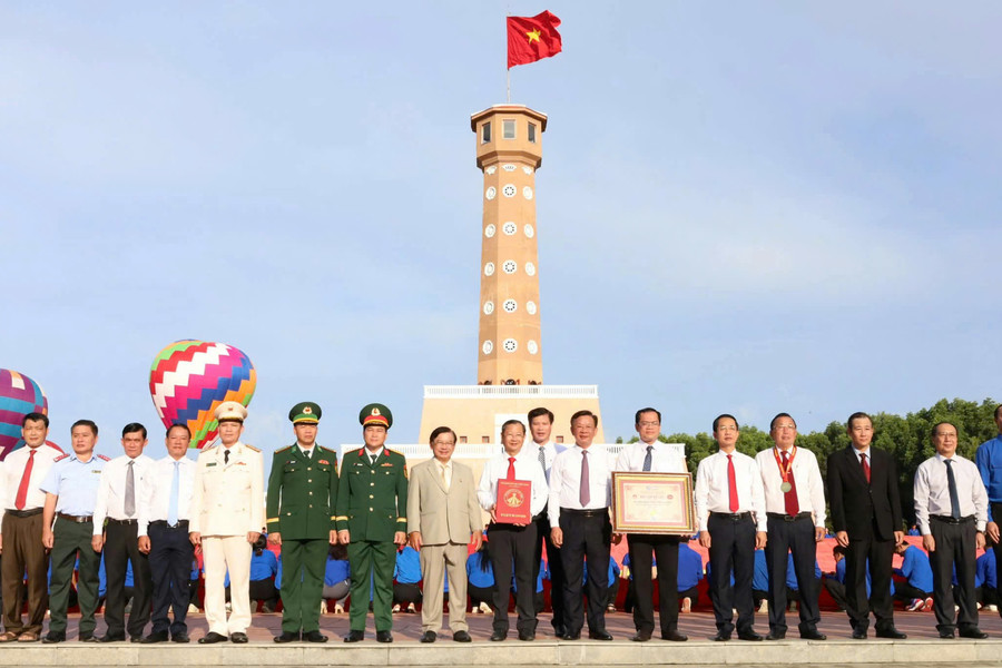 Cà Mau đón nhận kỷ lục “Lá cờ Tổ quốc bằng vải lớn nhất Việt Nam”