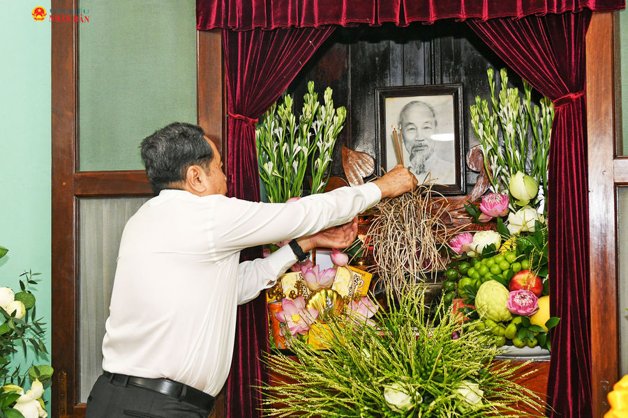 Chủ tịch Quốc hội Trần Thanh Mẫn dâng hương tưởng nhớ Chủ tịch Hồ Chí Minh