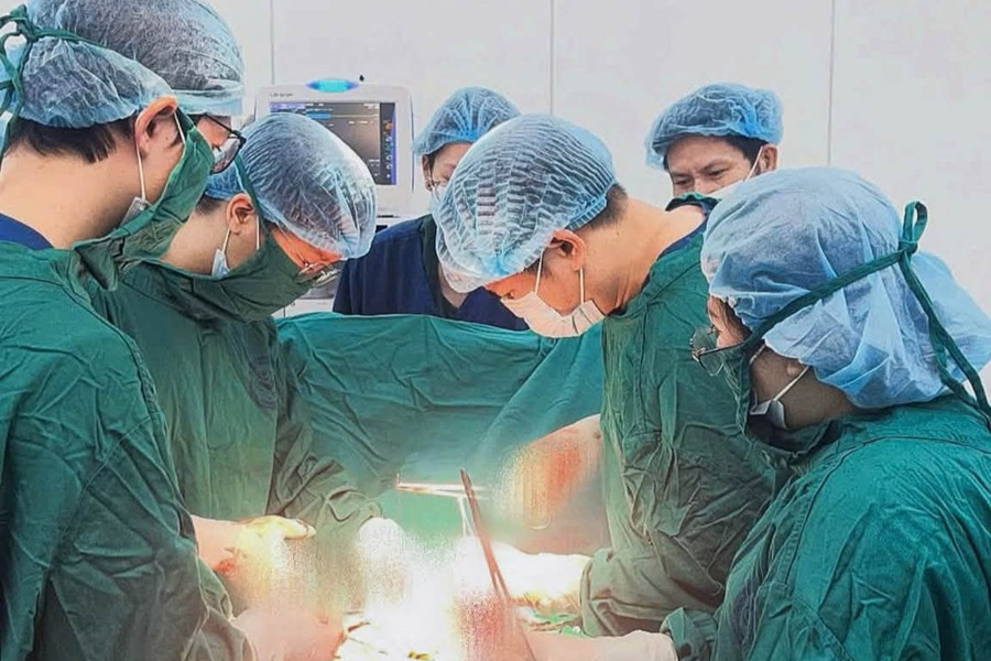Sản phụ đau bụng, phát hiện vết nứt tử cung dài 3cm