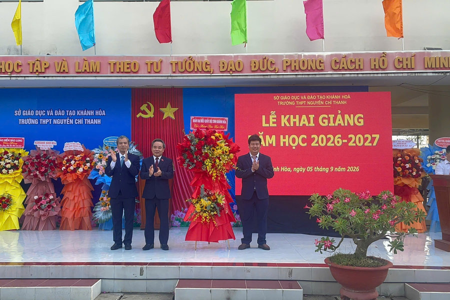 Khánh Hòa: Phó Trưởng đoàn chuyên trách Đoàn ĐBQH tỉnh Lê Hữu Trí dự lễ khai giảng Trường THPT Nguyễn Chí Thanh