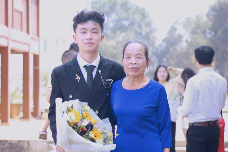 Chàng trai người Mường viết tiếp giấc mơ giảng đường đại học bằng nghị lực và tình yêu ông bà