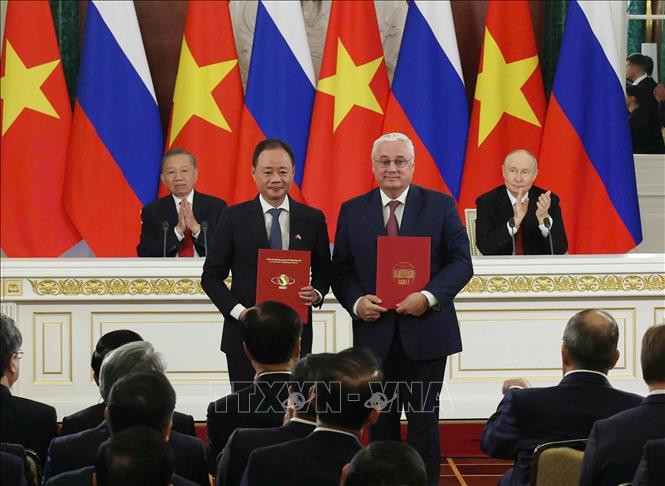 Tổng Bí thư, Chủ tịch nước Tô Lâm và Tổng thống Nga Vladimir Putin chứng kiến Lễ trao các văn kiện hợp tác giữa hai nước