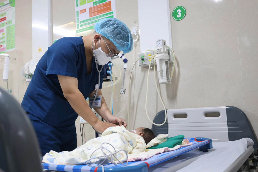 Nhỏ nhầm axit vào miệng, bé 1 tháng tuổi bỏng nặng đường hô hấp