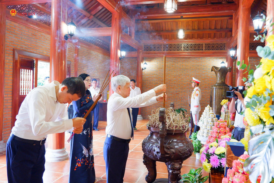 Phó Chủ tịch Thường trực Quốc hội Đỗ Văn Chiến dâng hương tại Nhà thờ Bác Hồ, TP. Đồng Nai