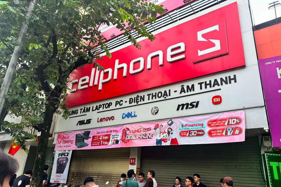 Xếp hàng từ sáng sớm để nhận iPhone 18 đợt đầu tiên