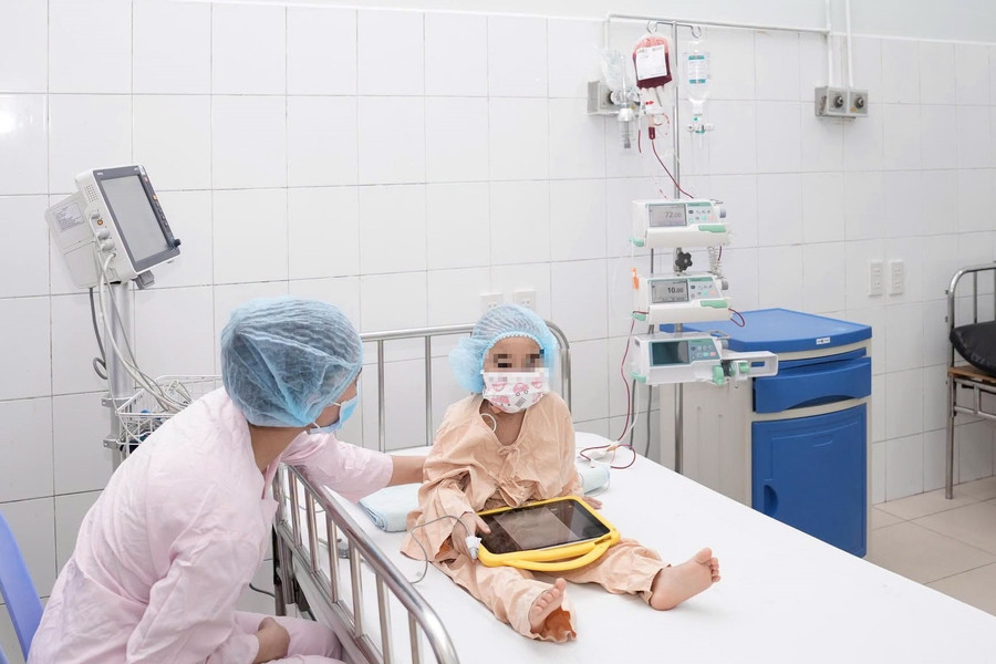 Bé trai 18 tháng tuổi hiến tủy cứu sống chị gái
