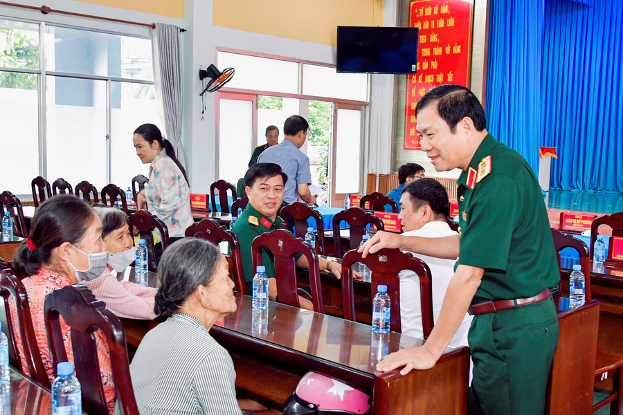 Đại tướng Nguyễn Tân Cương tiếp xúc cử tri tại Đồng Tháp