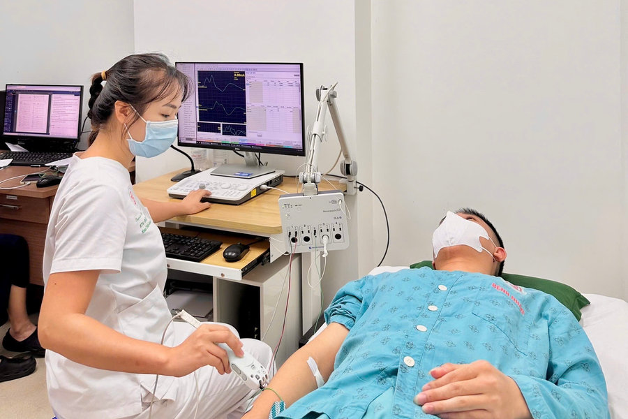 Dùng 50 quả bóng cười mỗi ngày, chàng trai 24 tuổi tổn thương thần kinh