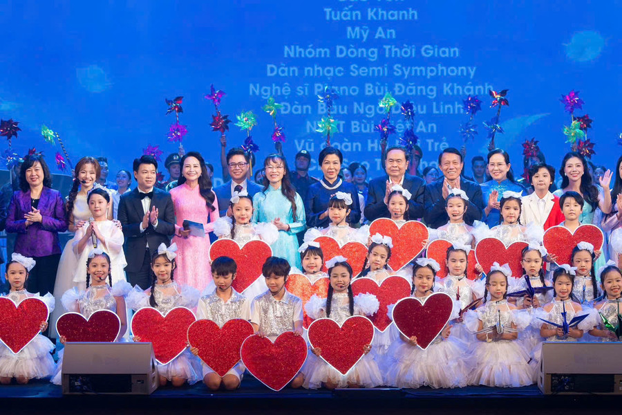 Chủ tịch Quốc hội Trần Thanh Mẫn dự Chương trình "Kết nối yêu thương", chung tay hỗ trợ phụ nữ, trẻ em có hoàn cảnh đặc biệt khó khăn