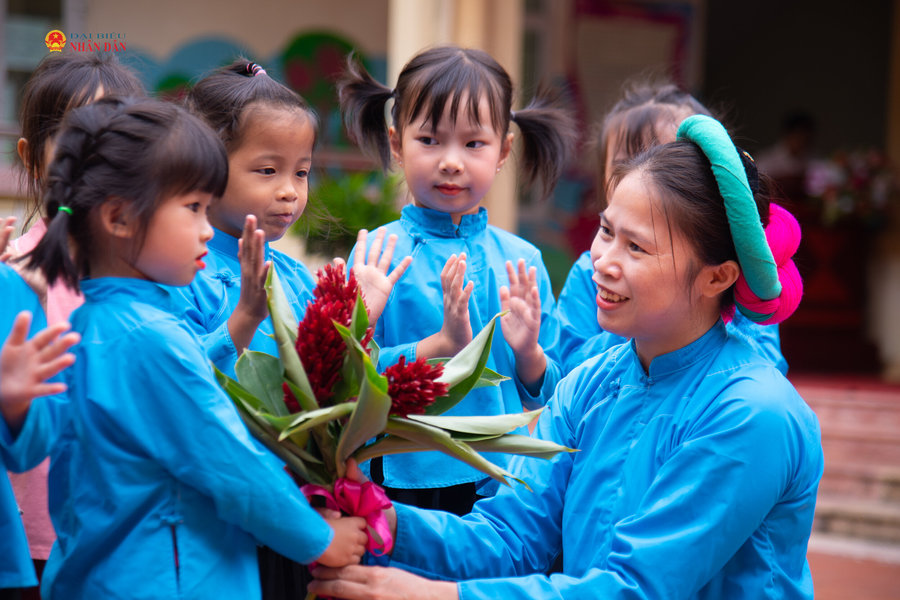 Gieo yêu thương, tiếp thêm động lực cho thầy trò nơi vùng biên vùng biên Hải Sơn