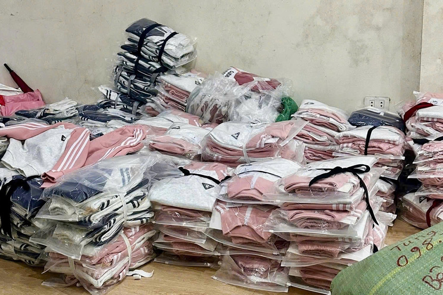Hà Nội: Tạm giữ hơn 1.100 bộ quần áo có dấu hiệu giả mạo nhãn hiệu Adidas