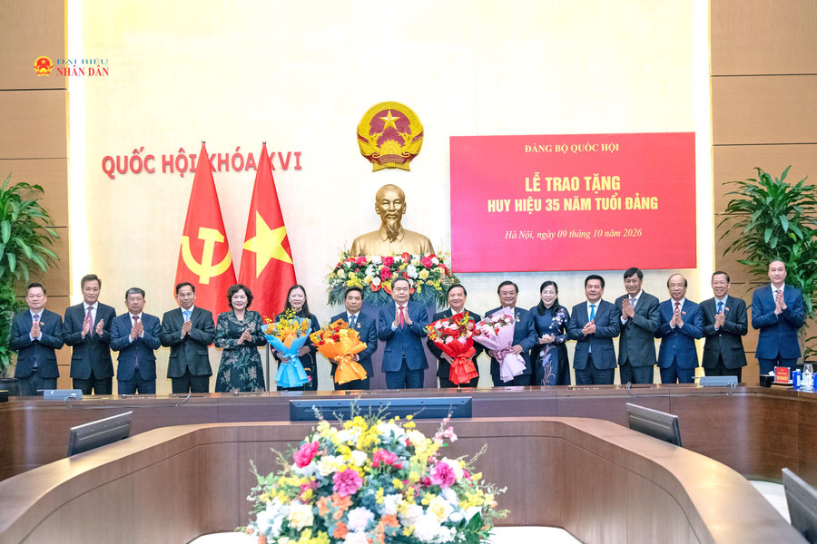 Chủ tịch Quốc hội Trần Thanh Mẫn trao Huy hiệu Đảng tặng các đồng chí lãnh đạo, nguyên lãnh đạo Quốc hội