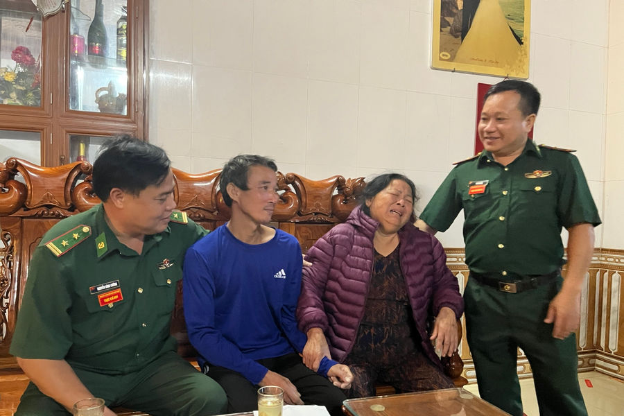 Quảng Trị: Ngư dân bơi vào bờ an toàn sau 8 tiếng lênh đênh trên biển