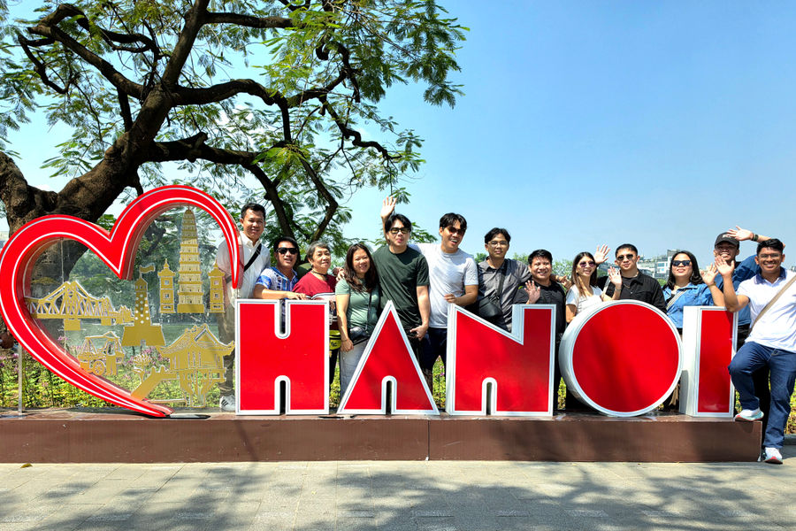 Hà Nội rực rỡ cờ hoa, người dân nô nức xuống phố đón Ngày Giải phóng Thủ đô