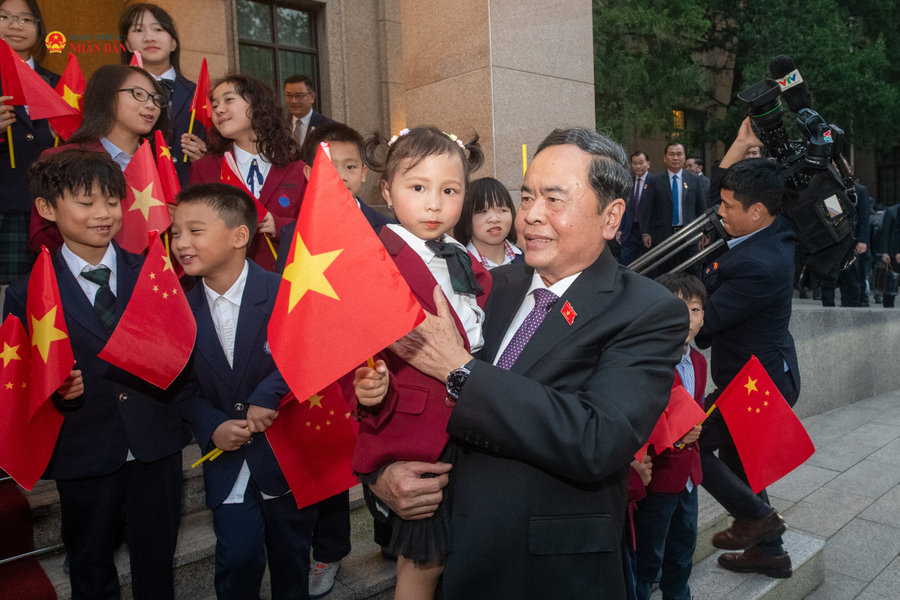 Chủ tịch Quốc hội Trần Thanh Mẫn gặp mặt cộng đồng người Việt Nam tại Trung Quốc