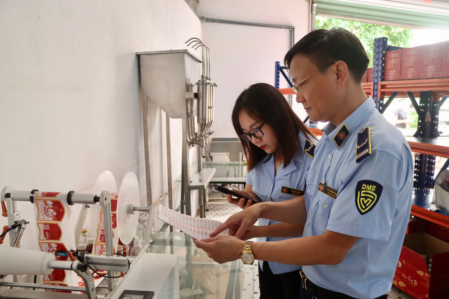 Hà Nội: Lực lượng quản lý thị trường kiểm tra và xử lý 21 vụ vi phạm liên quan đến rượu