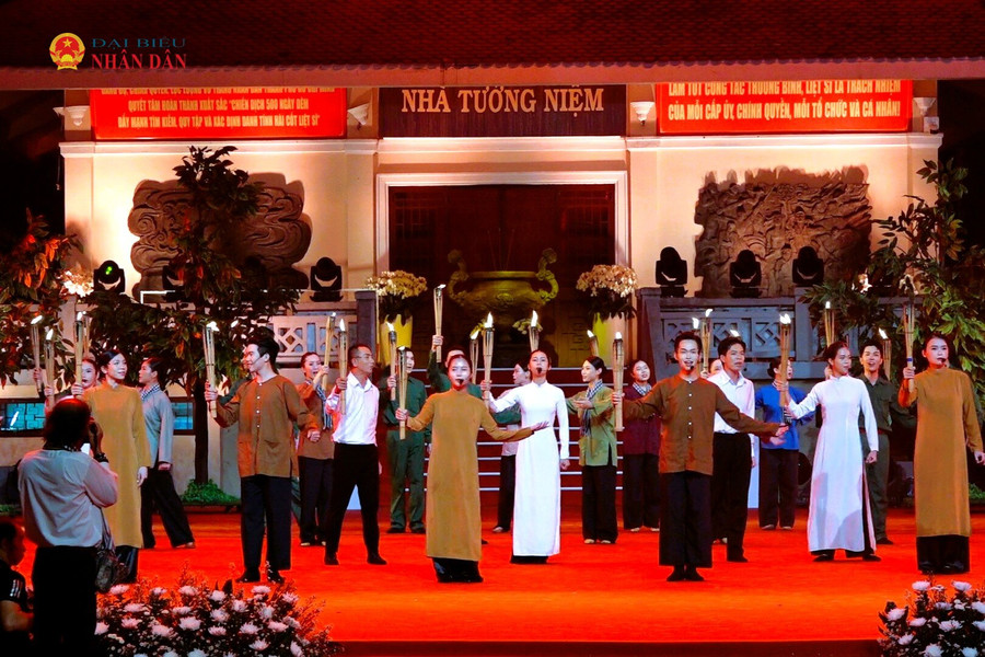 Xúc động “Khúc tri ân” tưởng nhớ các Anh hùng liệt sĩ tại công viên Lê Thị Riêng
