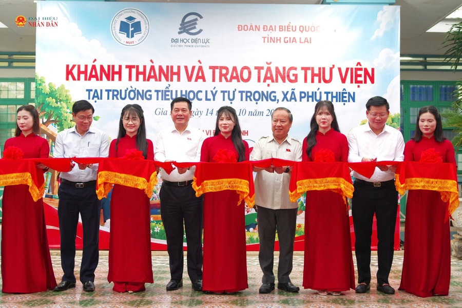 Phó Chủ tịch Quốc hội Nguyễn Hồng Diên dự Lễ khánh thành, trao tặng thư viện tại Trường Tiểu học Lý Tự Trọng, Gia Lai