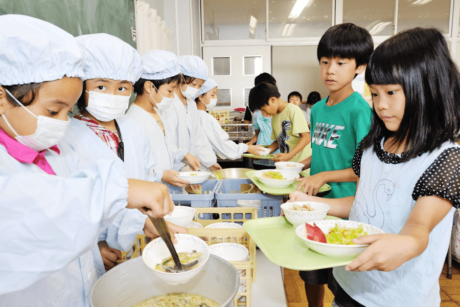 Bữa ăn học đường và bí quyết sống khỏe của người Nhật