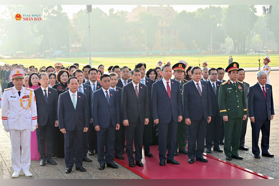 Lãnh đạo Đảng, Nhà nước vào Lăng viếng Chủ tịch Hồ Chí Minh nhân dịp Kỳ họp thứ Hai, Quốc hội khóa XVI