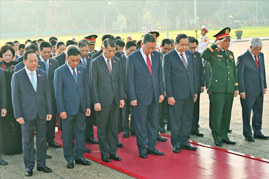 Lãnh đạo Đảng, Nhà nước và đại biểu Quốc hội vào Lăng viếng Chủ tịch Hồ Chí Minh